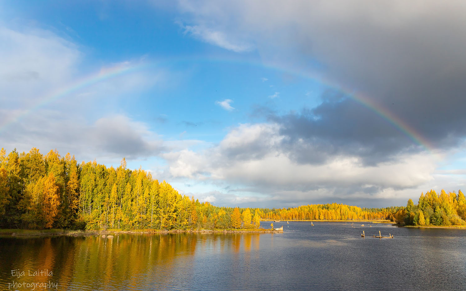 Syksyinen järvimaisema.