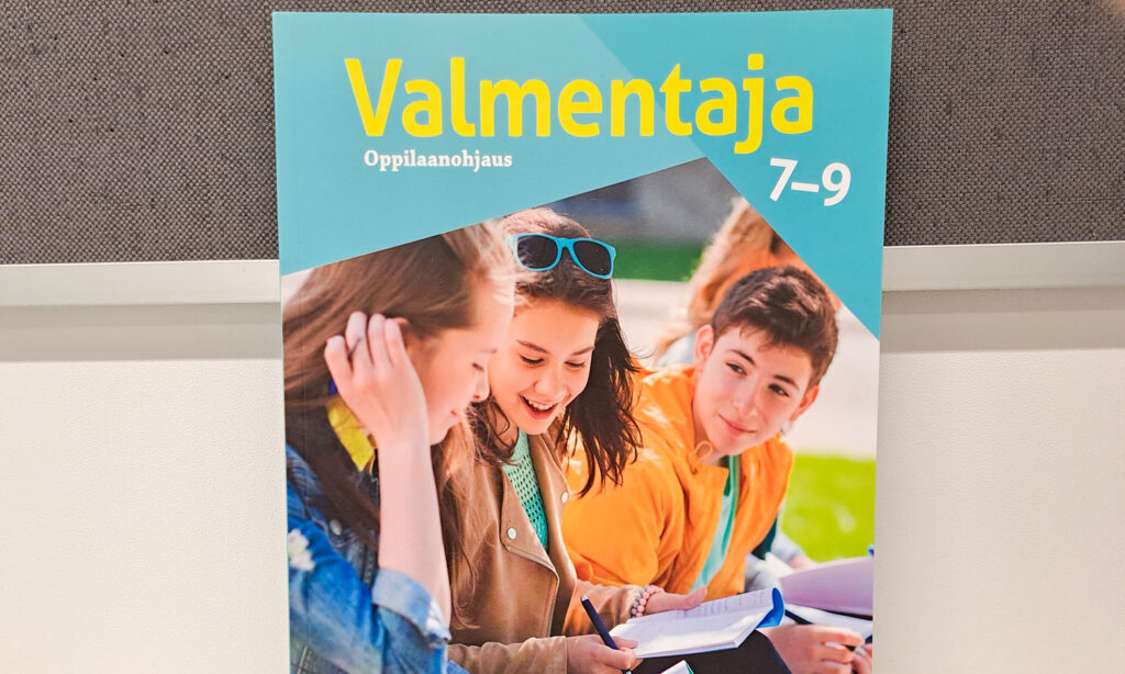 Valmentaja 7-9 kirjan kansilehti.