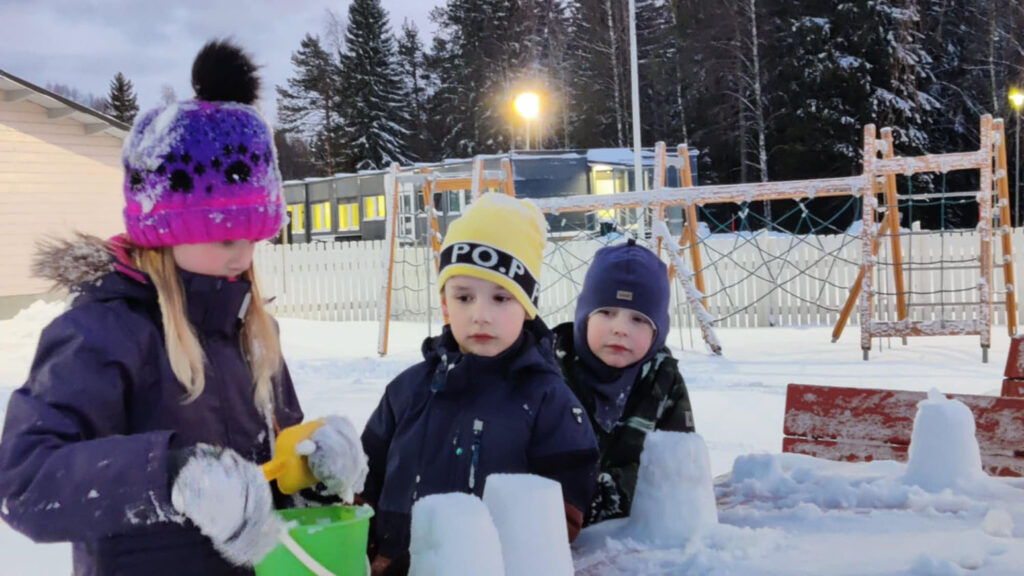 Iltapäivätoiminnan lapset lumileikeissä ulkona.